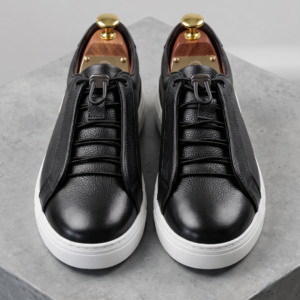Sneakers homme en cuir véritable avec semelle confortable, disponibles en noir, marron et blanc.