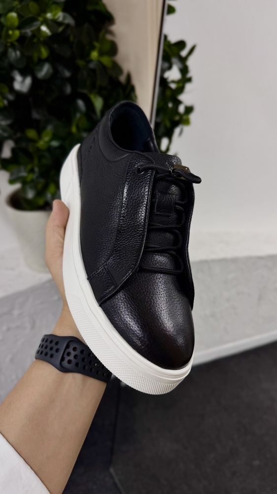 Sneakers homme en cuir noir, style élégant