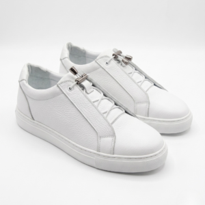 Sneakers homme en cuir véritable avec semelle confortable, disponibles en noir, marron et blanc.