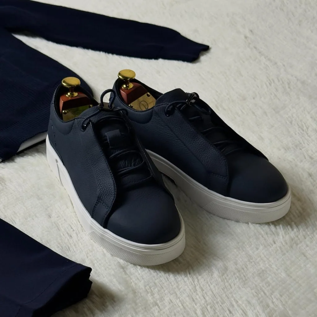 Sneakers homme en cuir noir, style élégant et semelle confortable
